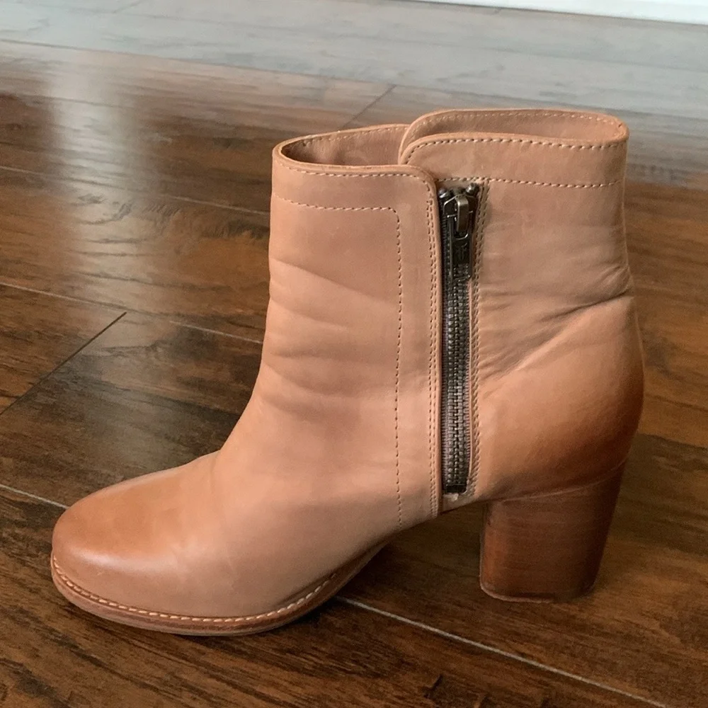 ✨Frye Tan/wood-rose Leather Ankle Boots double zipper - Picture 3 of 8